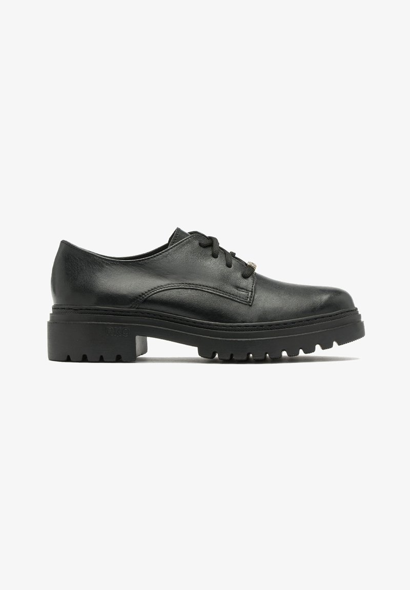 Chaussure Oxford noire en cuir à lacets, avec semelle crantée épaisse et petit talon, vue de côté sur fond blanc.