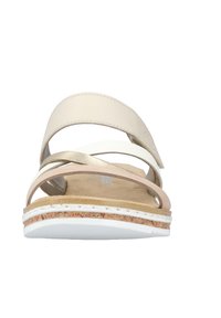 Beige en gouden sandalen met banden, voorzien van een kurkachtige zool, een witte rubberen onderzijde en een zachte, gestructureerde voetbed. Heeft meerdere gekruiste banden.
