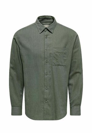 Chemise vert foncé à manches longues, boutonnée, avec col et poche poitrine, présentée sur fond blanc.