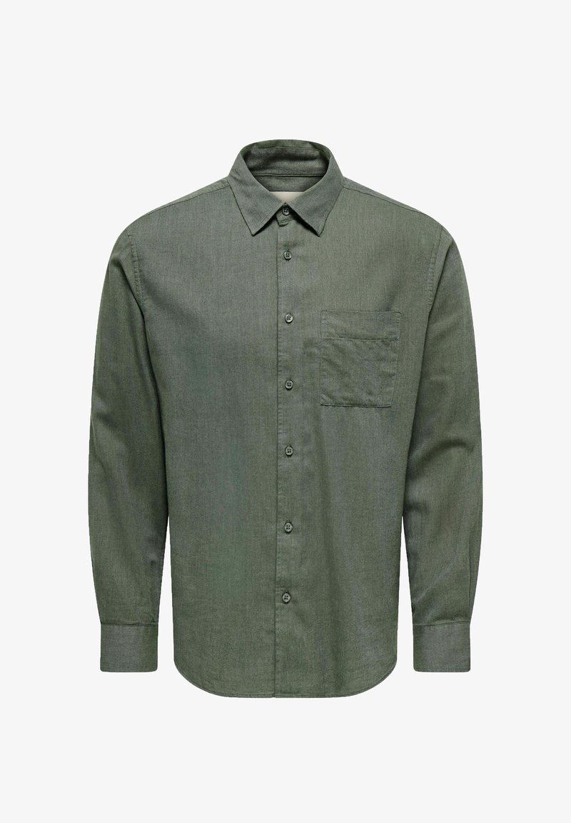Chemise vert foncé à manches longues, boutonnée, avec col et poche poitrine, présentée sur fond blanc.
