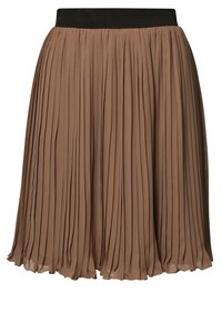 Falda plisada en tejido marrón claro con una cintura elástica negra. Presenta múltiples pliegues verticales y un diseño fluido.