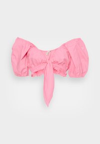 Top cropped rosa feito de tecido leve. Apresenta mangas bufantes em off-the-shoulder, fecho frontal com laço e detalhes em renda ao longo da barra.
