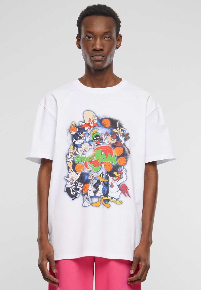 Hvid bomulds t-shirt med et farverigt "Space Jam" grafik med tegneseriefigurer og basketballer, afslappet pasform, korte ærmer.