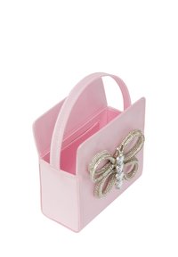 Růžová kabelka z umělé kůže se strukturovaným tvarem. Dekorativní ozdoba ve tvaru motýla s kovovými akcenty a detaily z čirých kamenů. Interiér má jasně růžovou podšívku.