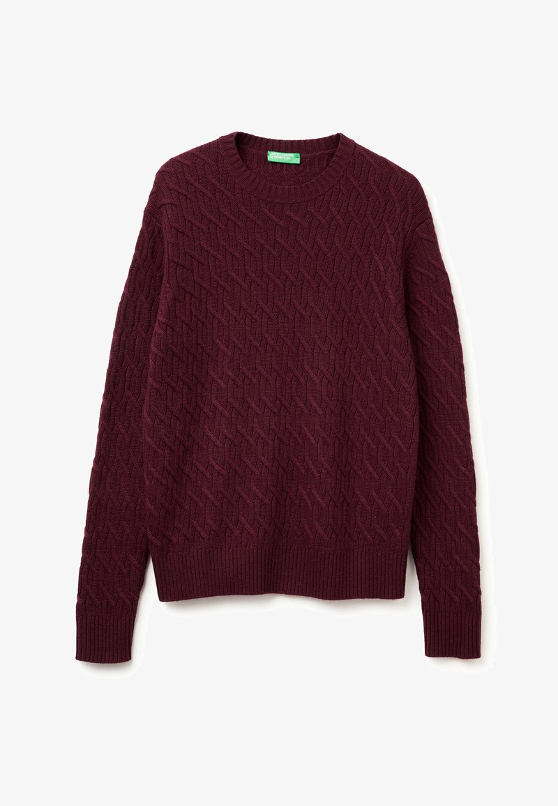 Pull en maille bordeaux avec un motif en cable texturé. Il possède un col rond et des poignets et un ourlet côtelés. Tissu doux, coupe décontractée.