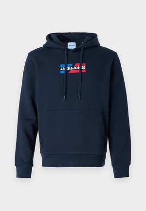 Sudadera azul marino con un bolsillo canguro frontal, capucha con cordón y un logo en rojo y azul, con una textura suave y lisa y puños acanalados.