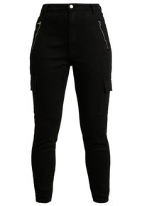 Pantalones cargo negros de mezclilla, con una cintura alta, cremalleras laterales y bolsillos cargo en las piernas, con una silueta ajustada.