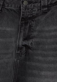 Jean en denim noir avec une texture lisse, doté d'une fermeture par boutons et d'un léger effet délavé. Détails de couture visibles le long des coutures.