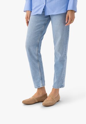 - Baleriny z zapięciem