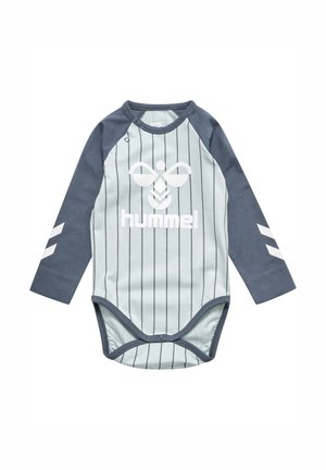 Langarm baby romper met lichtblauwe verticale strepen, marineblauwe mouwen, wit logo en drukknoopsluiting onderaan. Zachte katoenen stof.