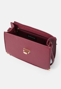 Borsa a mano in pelle borgogna con texture liscia, hardware dorato e scomparto con cerniera. Presenta una forma rettangolare con tracolla rimovibile.