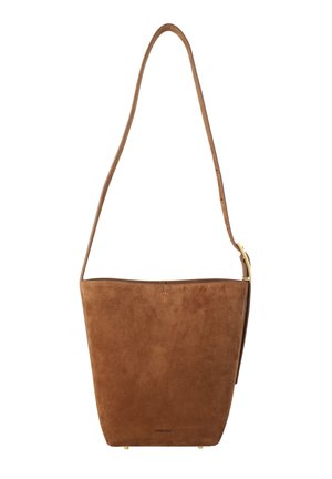 Bolso tipo cubo en ante marrón con correa de hombro ajustable y detalle de hebilla en tono dorado.