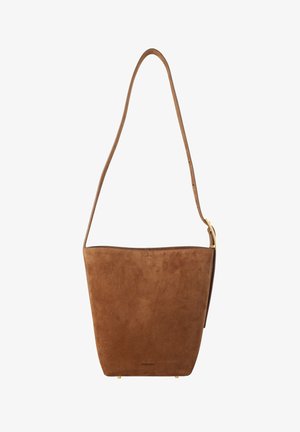 Bolso tipo cubo en ante marrón con correa de hombro ajustable y detalle de hebilla en tono dorado.