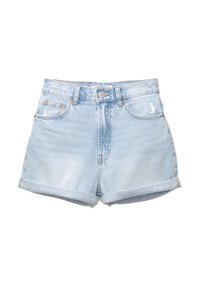 Pantalones cortos de mezclilla azul claro con dobladillos enrollados, cinco bolsillos y herrajes de tono cobrizo. Presentan un lavado descolorido y detalles ligeramente desgastados.