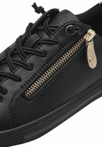 Baskets en cuir noir présentant une finition texturée, un détail de fermeture éclair dorée sur le côté et un design classique à lacets avec des lacets noirs.