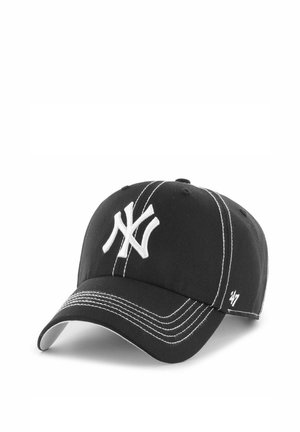 Schwarze Baseballkappe mit weißem New York Yankees-Logo vorne und weißen Kontrastnähten am Schirm und an den Paneelen, vor weißem Hintergrund.