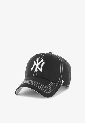 Schwarze Baseballkappe mit weißem New York Yankees-Logo vorne und weißen Kontrastnähten am Schirm und an den Paneelen, vor weißem Hintergrund.