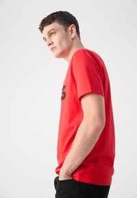 BOSS TEE - Apdrukāts T-krekls - open red