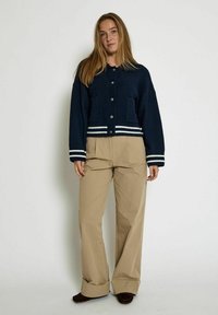 PEPPERCORN KAMILLA - Neuletakki - black iris