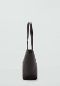 Borsa tote in pelle nera con due lunghe tracolle, forma affusolata, texture liscia e senza hardware o decorazioni visibili.
