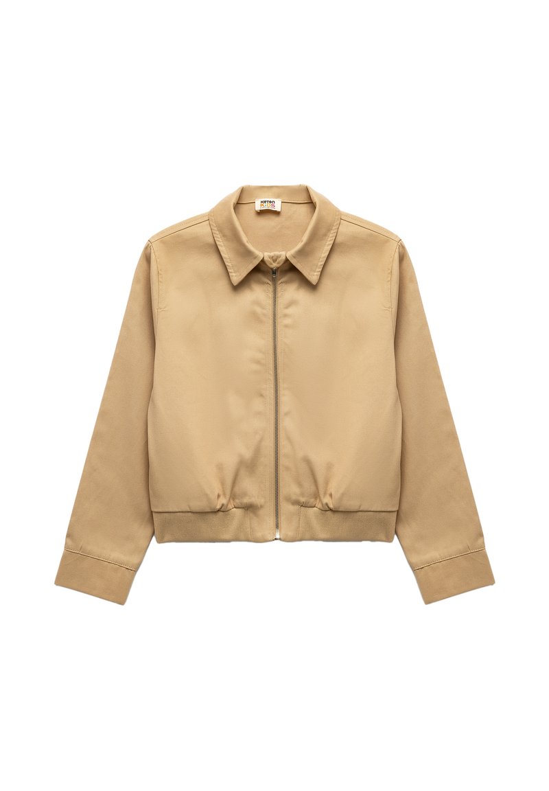 Giacca bomber khaki realizzata in tessuto liscio, con zip frontale, collo a camicia, polsini elasticizzati e vita aderente.