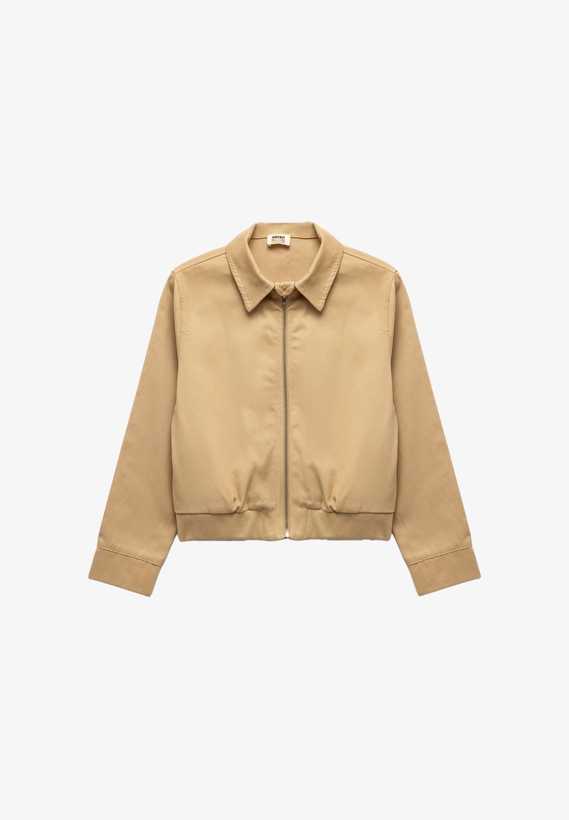 Giacca bomber khaki realizzata in tessuto liscio, con zip frontale, collo a camicia, polsini elasticizzati e vita aderente.