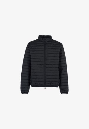 Zwarte pufferjack met een ritssluiting aan de voorkant, staande kraag en elastische manchetten. Beschikt over een horizontaal gestikt patroon en een ritszak op de borst.