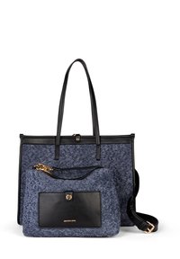 Två väskor staplade: en större mörkblå vävda tygkasse med svarta läderdetaljer och korta handtag, och en mindre matchande clutch med guldfärgade detaljer.