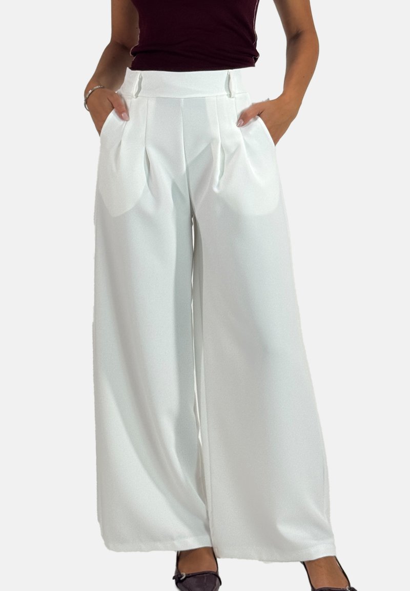 Pantalon blanc à jambes larges et taille haute, avec des plis et des poches latérales. Fabriqué dans un tissu lisse avec une texture fluide.