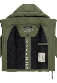 Groene gewatteerde jas met zwarte voering, bevat het merk "NAVAHOO," een zijzak en een verzorgingslabel. Gladde textuur, ritsluiting.