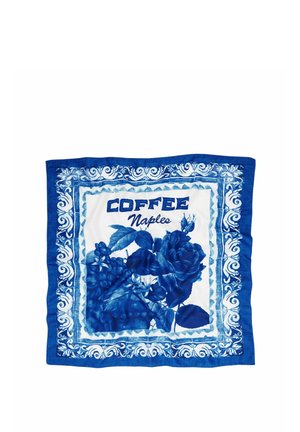 Blaue und weiße Serviette mit floralem und kaffeethemenbezogenem Muster, umrandet von kunstvollen Designs, aus leichtem Stoff gefertigt.