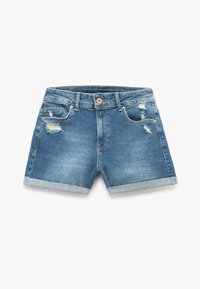 Shorts de mezclilla azul con puños doblados, cierre de botón y cremallera, bolsillos frontales y detalles desgastados en los lados delanteros.