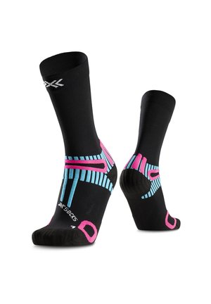 Zwarte atletische crew-sokken met blauwe en roze ondersteunende compressiepatronen en wit logo nabij de tenen en boord, getoond op een schuin display.