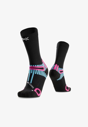 Chaussettes de sport noires montantes avec motifs de compression de soutien bleus et roses et logo blanc près des orteils et du bord-côte, affichées sur un écran incliné.