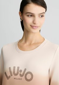 Lichtroze sweatshirt met de opdruk "LIU•JO MILANO" in versierde letters, zachte stof en een klassieke ronde halslijn.