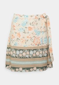 Saia envolvente floral com base em creme claro, flores azuis e pêssego, e faixas horizontais em padrões de verde e azul claro. Detalhe de cinto amarrado.