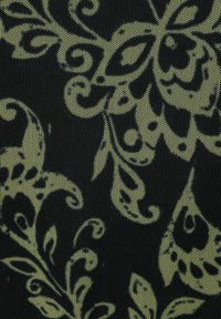 Schwarzer Stoff mit einem komplizierten, hellgrünen Blumenmuster, das Wirbel, Blätter und abgerundete Formen zeigt und texturierte Details aufweist.