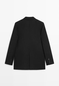 Zwarte blazer met een getailleerde pasvorm, een ontwerp met één rij knopen, inkeping in de revers en knoopmanchetten. Gladde stof met een strakke, minimalistische uitstraling.