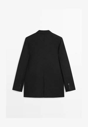 Černé sako s přizpůsobeným střihem, jednorušním zapínáním, klopami s výkrojem a knoflíkovými manžetami. Hladká tkanina s čistým, minimalistickým vzhledem.