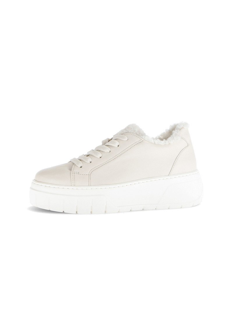 Witte leren sneaker met een zachte voering, ronde neus, platte platformzool en zes vetersluitingsoogjes. Getextureerde rubberen zool voor grip.