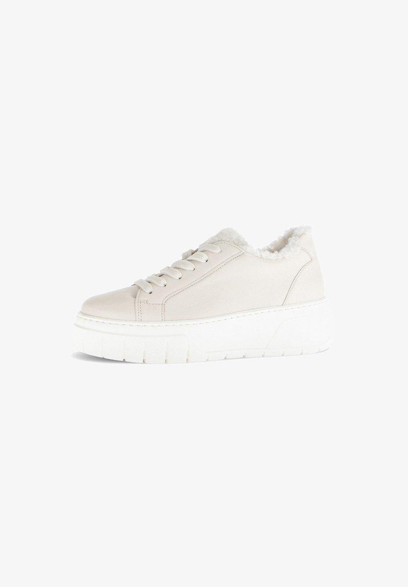 Witte leren sneaker met een zachte voering, ronde neus, platte platformzool en zes vetersluitingsoogjes. Getextureerde rubberen zool voor grip.