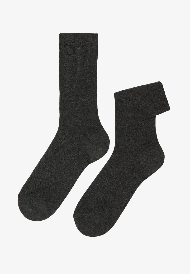 Dunkelgraue Baumwollsocken mit glatter Textur, standardmäßiger Länge und gerippten Bündchen. Eine Socke ist gefaltet, um die Designdetails zu zeigen.