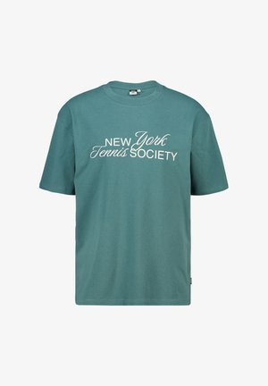 Teal katoenen T-shirt met een losse fit en korte mouwen. Heeft witte tekst "New York Tennis Society" in een cursieve lettertype over de borst.