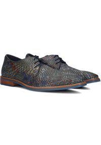 Gepatineerde leren schoenen in een meerkleurig reptielenpatroon. Heeft een ronde neus, veters en een contrasterende houten hak.