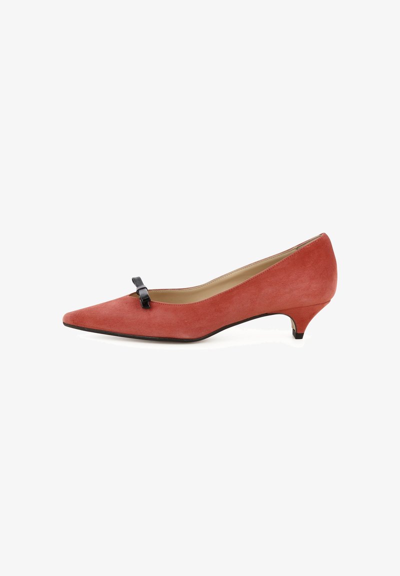 Shoe rosso scamosciato con tacco alto e punta affilata, dotato di un piccolo fiocco nero sulla parte superiore e un tacco kitten basso.