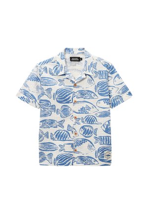 Chemise blanche à manches courtes avec motifs de poissons bleus et boutons marron, comportant une petite étiquette "Sardines" en bas à droite.