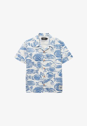 Chemise blanche à manches courtes avec motifs de poissons bleus et boutons marron, comportant une petite étiquette "Sardines" en bas à droite.