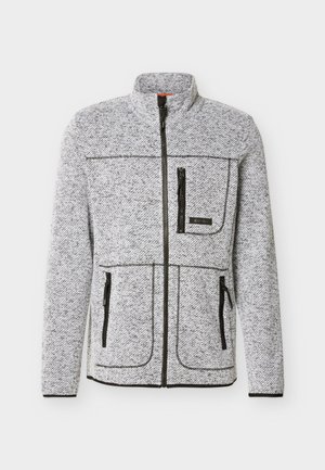 Hellgraue Fleecejacke mit durchgehendem Frontreißverschluss, hohem Kragen, zwei seitlichen Reißverschlusstaschen und einer Reißverschluss-Brusttasche mit schwarzen Akzentdetails.