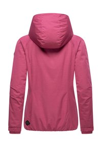 Rosa huppjacka med strukturerad tyg, elastiska ärmslut och cinchad midja. Har en logotyp på nedre vänstra sidan.