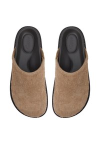 Tan mockasiner i mocka med sl äta svarta gummisulor. Rund tå och öppen baksida för enkel påtagning. Subtil texturdetalj på ovandelen.